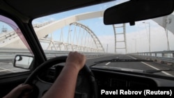 Водитель едет по Керченскому мосту