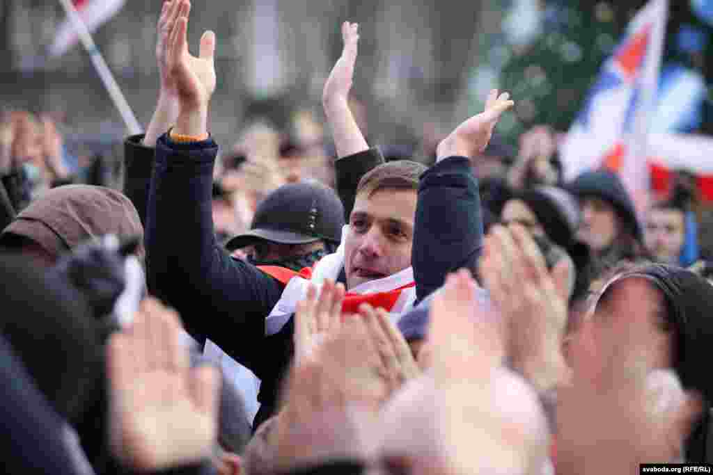 Protestatarii țineau în mâini pancarte cu lozinci care cereau independență și drapele în culorile alb-roșu-alb. În piață au vorbit câțiva politicieni de opoziție și activiști civici cunoscuți în Belarus.&nbsp; &nbsp;