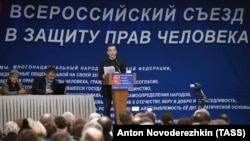 Лев Пономарев проводит заседания Съезда в защиту прав человека