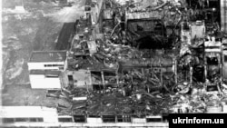 Одна из первых фотографий, сделанных после взрыва четвертого блока Чернобыльской атомной электростанции. 26 апреля 1986 года