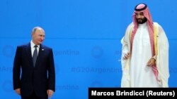 Russiýanyň prezidenti Wladimir Putin (çepde) we Saudlaryň täç geýdirilen şazadasy Muhammad bin Salman (arhiw suraty)