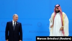 Президент России Владимир Путин (слева) и крон-принц Саудовской Аравии Мухаммед ибн Салман на саммите G20 в Буэнос-Айресе, 30 ноября 2018 года.