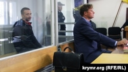 Максим Одинцов и его адвокат Валентин Рыбин в суде (архивное фото)