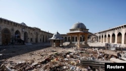 Moscheea Umayyad din Alep este unul dintre multele clădiri și monumente istorice distruse de conflictul din Siria. Monumentele care nu au fost șterse complet de pe fața pământului au fost dezasamblate și vândute pe bucăți pe piața neagră.
