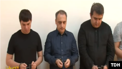 На кадре программы государственного телевидения Туркменистана – закованные в наручники мужчины, которые признаются в совершении различных коррупционных преступлений. 13 сентября 2019 года.