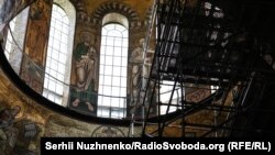Реставратори «миють» храм Святої Софії Київської – фото