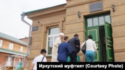 Мусульманская мечеть в Иркутске (спорное здание на фото слева) 