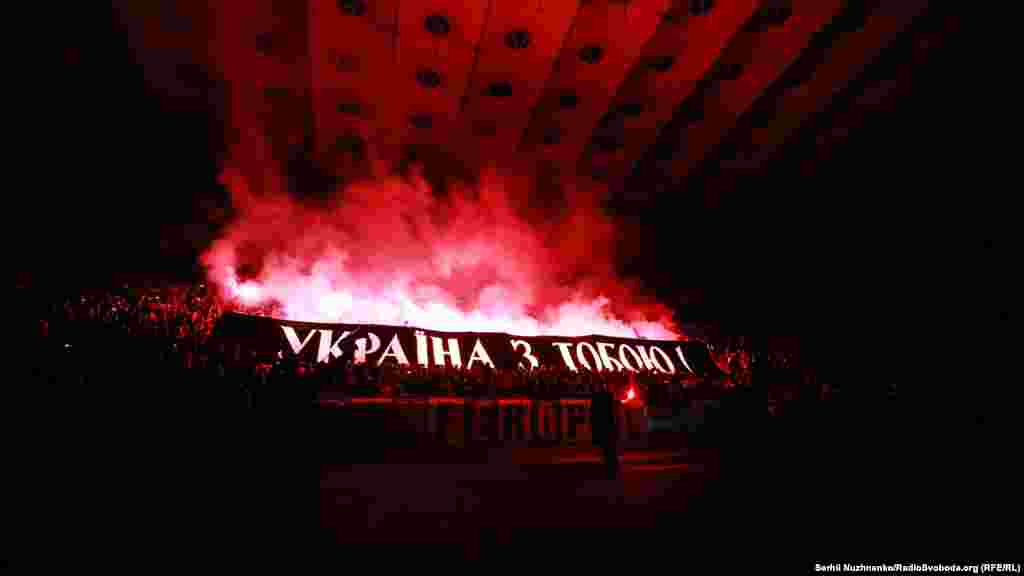 Активисты подсветили баннер фаерами, выкрикивая &laquo;Свободу Олегу Сенцову&raquo;, &laquo;Крым &ndash; это Украина&raquo;