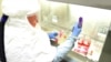 پژوهشگر موسسه پژوهش‌های پزشکی بیماری‌های عفونی ارتش آمریکا در حال انتقال نمونه‌های ویروس کرونای جدید برای کارهای تحقیقاتی است؛ ۳ مارس