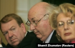 Международные наблюдатели, в том числе от ОБСЕ: Брюс Джордж (в центре) и посол Одри Гловер на пресс-конференции в Астане (Нур-Султане) в декабре 2005 года.