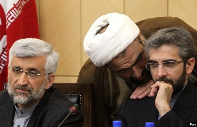علی باقری‌کنی (راست) از سال ۸۶ تا ۹۲ در کنار سعید جلیلی (چپ) در تیم هسته‌ای دولت محمود احمدی‌نژاد حضور داشت داشت ولی تلاش‌های این تیم برای پیشبرد مذاکرات هسته‌ای به جایی نرسید.