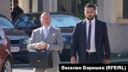 Евгени Крусев (вдясно) пристига в спецсъда с адвоката си Менко Менков