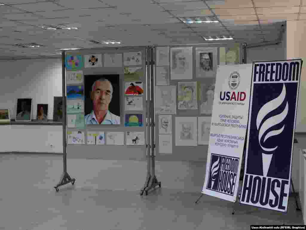 В Бишкеке 26 июня открылась двухдневная выставка рисунков правозащитника Азимжана Аскарова, отбывающего тюремное наказание. Как сообщил глава отделения организации Freedom House в Кыргызстане Аскат Дукенбаев, экспозиция &quot;До и после тюрьмы&quot; приурочена к Международному дню поддержки жертв пыток, отмечаемому 26 июня. 