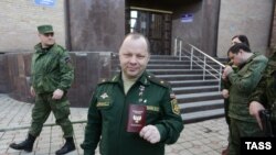 Министр обороны группировки "ДНР" Владимир Кононов (в центре).