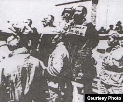 Оспан батырды 1951 жылғы 29 сәуірде Үрімжі қаласында халықтың көзінше атар алдында түсірілген фото.