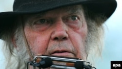 Neil Young "ne može, ni dušom ni savješću, omogućiti da njegova glazba služi kao podloga u anti-američkoj kampanji neznanja i mržnje, sklonoj sukobima", navodi se u tužbi.