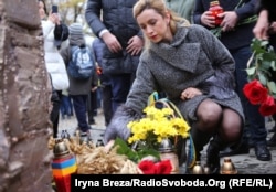 Жителі Ужгорода долучились до покладання квітів до монументу жертвам Голодомору