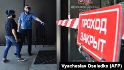 На входе в один из популярных торговых центров Бишкека. 25 мая 2020 года.