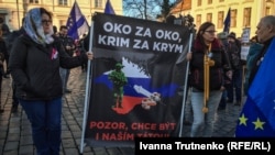 Плакат на тему «крымского» скандала с сыном нынешнего премьер-министра Чехии. Прага, 17 ноября 2018 года
