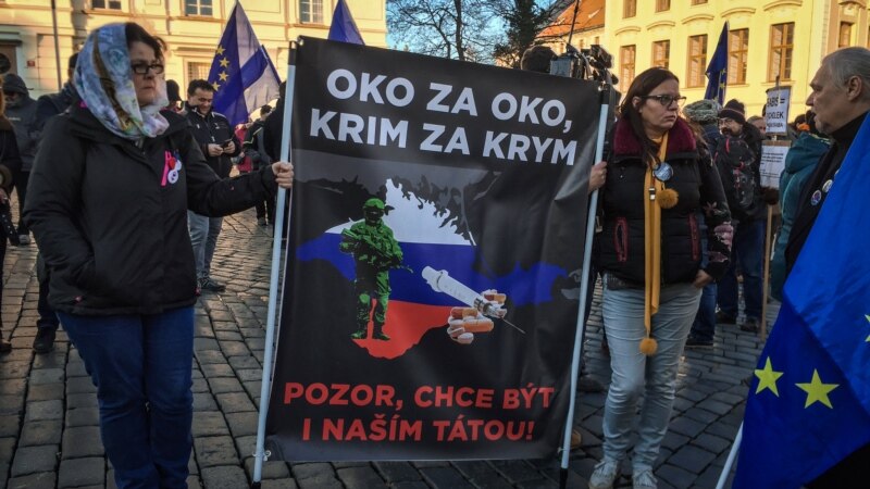 На митинге в Праге развернули плакат на тему «крымского» скандала с сыном премьера Чехии (+фото)