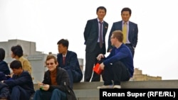 Пхеньян. Товарищ Супер с красным блокнотом. Товарищ Чен – в желтом галстуке