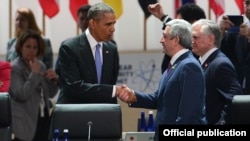 U.S. - President Barack Obama greets his Armenian counterpart Serzh Sarkisian at an international nuclear security summit in Washington, 1Apr2016.