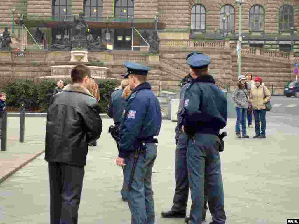 Казахские беженцы предъявили властям Чехии политические требования - Сотрудники чешской полиции проверяют документы казахских беженцев и разрешение на проведение демонстрации протеста.