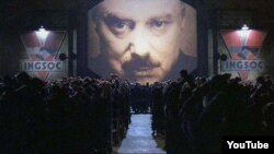 Scenă din filmul «1984», după romanul lui George Orwell, realizat în... 1984. 