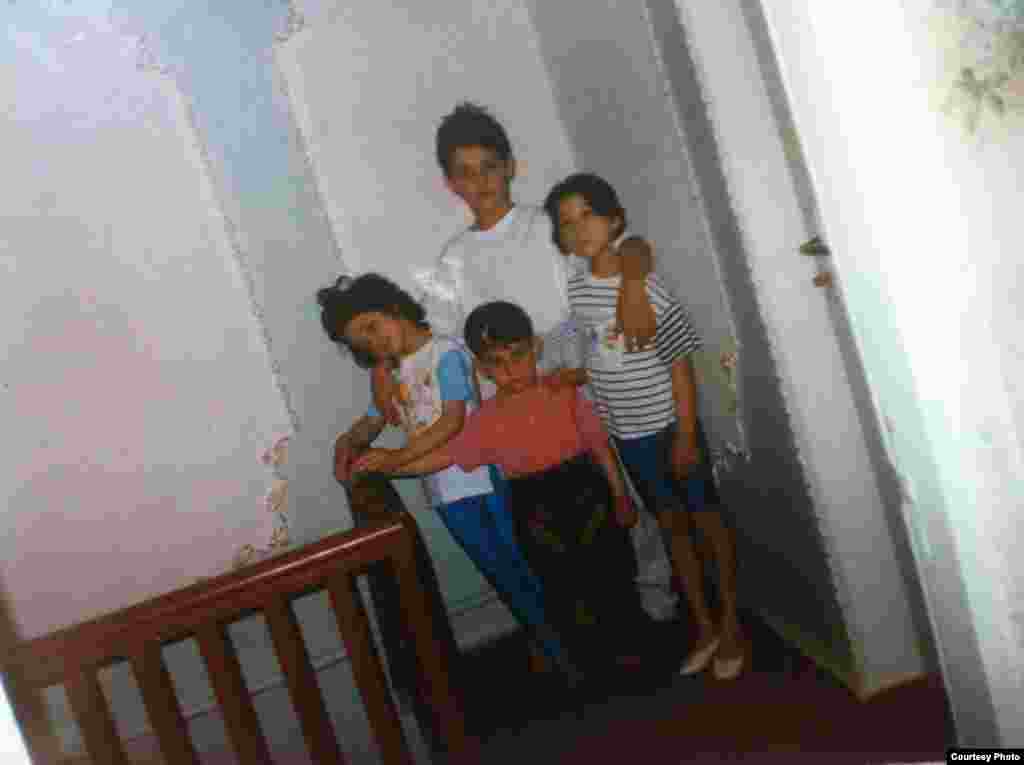 На семейном фото Тамерлан (в центре вверху) и Джохар (в центре внизу) со своими сестрами в их старом доме в Кыргызстане.