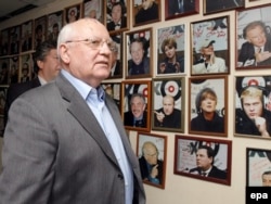 Former Soviet leader Mikhail Gorbachev, who had a contentious history with Ekho Moskvy, visits the station's headquarters in Moscow in 2007.