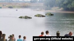 Exerciții comune ale militarilor ruși și transnistreni la Nistru, august 2016