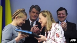 Ukrainian Prime Minister Yulia Tymoshenko, President Viktor Yushchenko, EU External Relations Commissioner Benita Ferrero-Waldner, and European Commission President Jose Manuel Barroso (left to right) got too chummy for Moscow's liking in Brussels on Marc