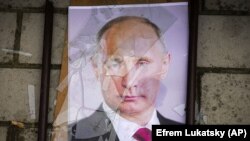 Портрет президента России Владимира Путина на земле возле тюрмы в освобожденном от армии РФ Херсоне