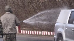 На Донбасі обробляють автомобілі спеціальними розчинами