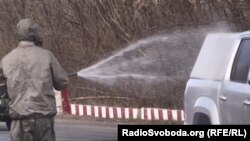На Донбасі обробляють автомобілі спеціальними розчинами