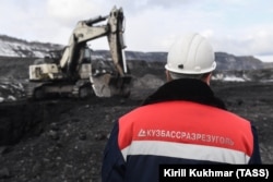 Bányászati kotrógép 2017. október 26-án a Krasznobrodszkij külszíni szénbányában, amelyet a Kuzbaszrazrezugol szénipari vállalat üzemeltet