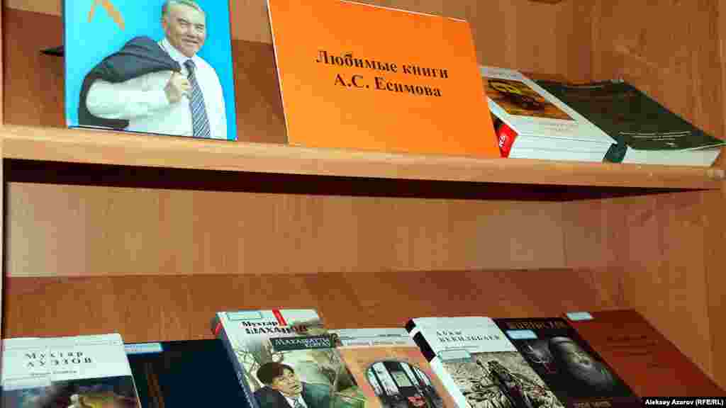 &quot;Алматы әкімінің сүйікті кітаптары&quot; стенді.&nbsp;Алматы, 16 тамыз 2014 жыл.