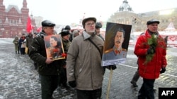 Rusiya Kommunist Partiyasının fəalları aksiyalarında Stalinin portretini götürüb. 21 dekabr 2011