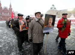 Ресейдегі коммунистік партия мүшелері Сталиннің портретін ұстап Қызыл алаңға шықты. Мәскеу, 21 желтоқсан 2011 жыл.