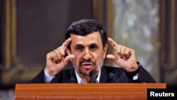 Махмуд Ахмадинежад выступает в Гаванском университете. 11 января 2012 года