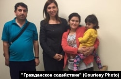 Семья сирийских беженцев в аэропорту Шереметьево вместе с представительницей организации "Гражданское содействие"