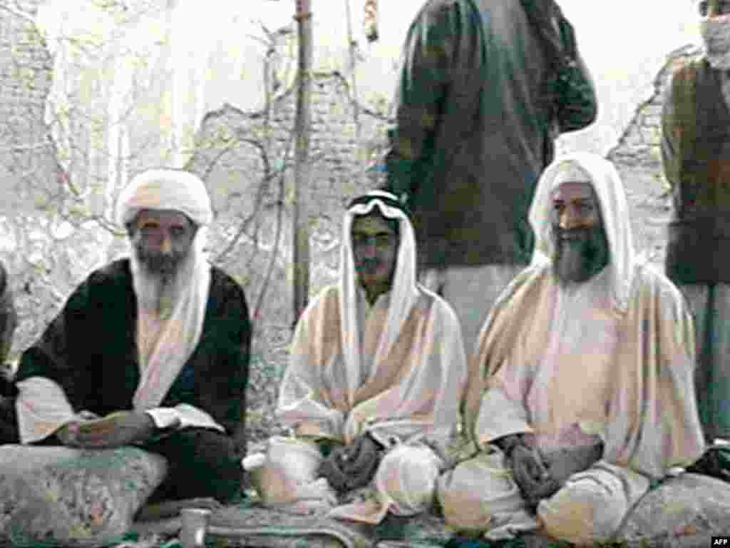 Osama bin Laden alături de fiul său Mohammed și unul din principalele sale ajutoare, Mohammed Atef, la căsătoria lui Mohammed cu fata lui Atef, la Kandahar, în ianuarie 2001.