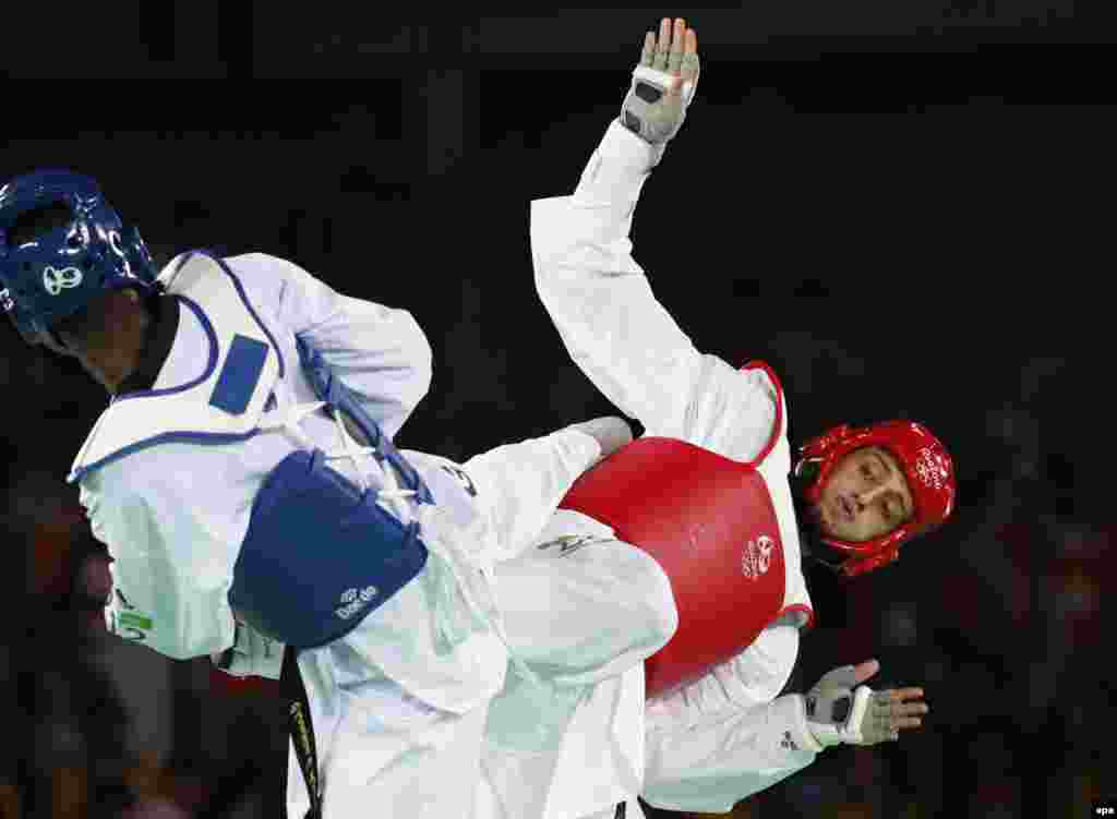 Radik Isaev of Azerbaijan (right) and Abdoulrazak Issoufou Alfaga of Niger in action during their men&#39;s 80-kilogram-plus taekwondo match. The 26-year-old Isaev won the gold. with Alfaga taking the silver, and Cha Dongmin of South Korea and Maicon Siqueira of Brazil sharing bronze.