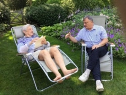 Джордж Сорос, мільярдер і філантроп, у саду свого заміського будинку розмовляє із Євгеном Бистрицьким. США, 2015 рік