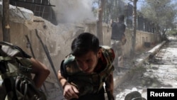 Сирийский повстанец в центре Алеппо