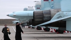 Российские священнослужители освящают вылетающие бомбить Украину истребители Су-27СМ и Су-30М2