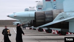 Российские священнослужители освящают вылетающие бомбить Украину истребители Су-27СМ и Су-30М2