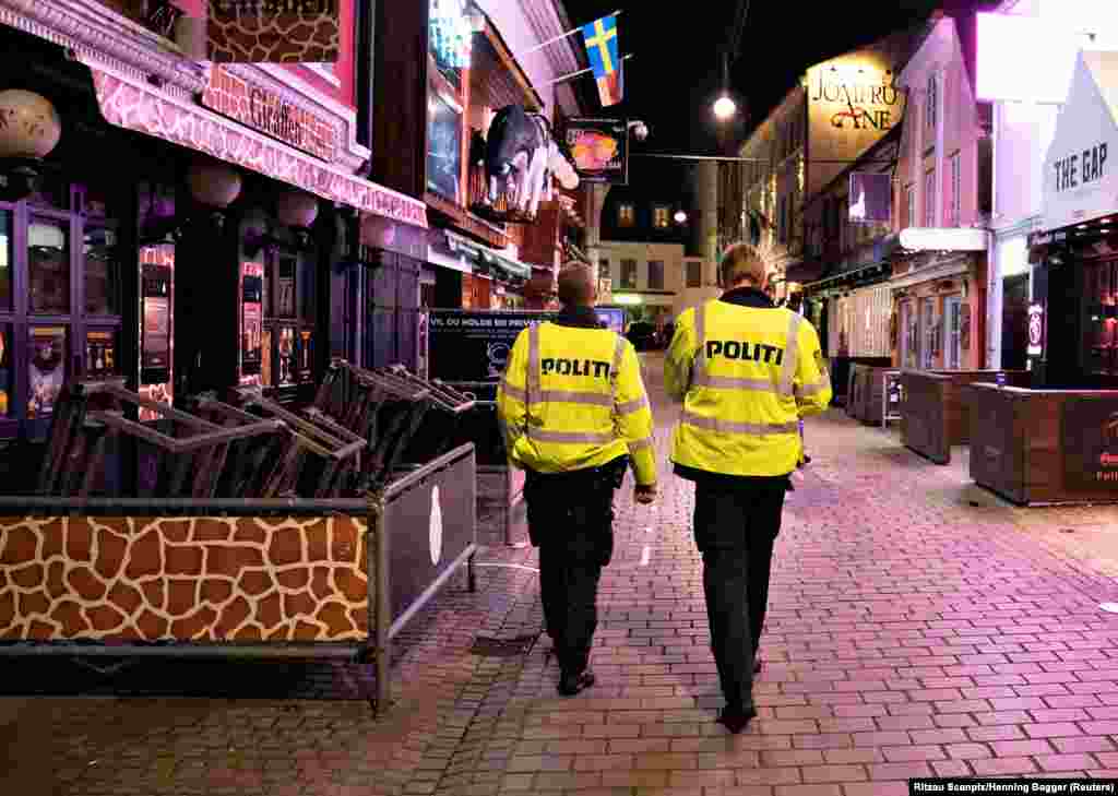 Ольборґ, Данія.&nbsp;Представники поліції патрулюють вулиці. В країні запровадили масковий режим у громадських місцях, який діятиме щонайменше наступні чотири тижні. Також від 26 жовтня в Данії заборонено продавати алкоголь після 22:00 до 2 січня 2021 року&nbsp;