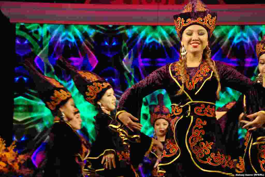 Из Кыргызстана приехали девушки государственного ансамбля танца&nbsp;&laquo;Береке&raquo;. На фото запечатлен момент исполнения ими национального&nbsp;кыргызского танца &laquo;Даткайым&raquo;. &nbsp;