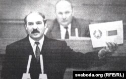 Лукашэнка паказвае сымболіку, вынесеную на рэфэрэндум